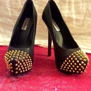 STEVE MADDEN Black leather gold studded toe Heels size 8.5